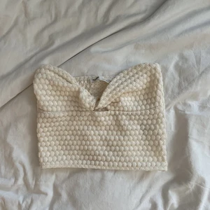 Pull&bear sommartopp - KÖP DIREKT: 100kr! Säljer denna topp från pull&bear i storlek S då den är för liten för mig! Om du har övriga frågor eller vill ha fler bilder är det bara att hmu! <3 kolla  in min profil också för fler plagg!  Återpublicerad pga oseriösa köpare/budare!