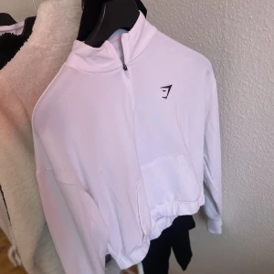 Träningströja - Nästan ny tröja från Gymshark som använts fåtal gånger, storlek S Super bekväm och luftig att trna i!