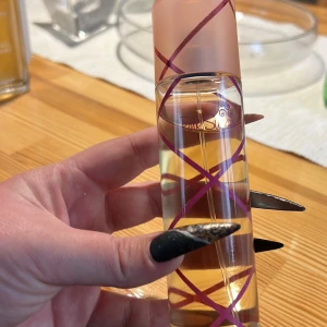 Parfym Pink  -  en socker söt parfym 90 % kvar. Pink Suger frakten tillkommer nypris ca 240kr. 