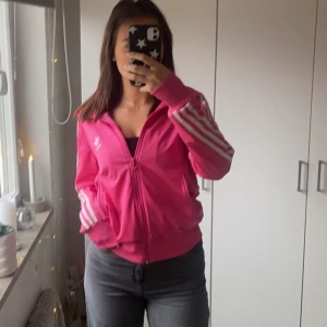 Adidas tröja - Rosa adidas tröja i strl M🫶🏼 Super mysig! Har några märken på armen men inget märkbart