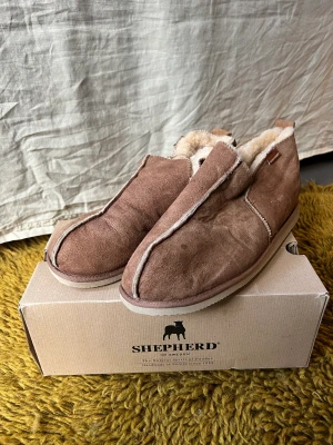 Shepard fårskinnstofflor - Nya! Shepard Anton antiqe/cognac fårskinnstofflor 