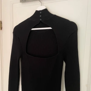 Klänning öppen rygg - Otroligt snygg lång stickad klänning med öppen rygg från Zara. Relativt tajt men otroligt bekväm! Strl L men passar på mig som vanligtvis är en S/36. Snygg till en restaurangmiddag eller hemmafest 🥂