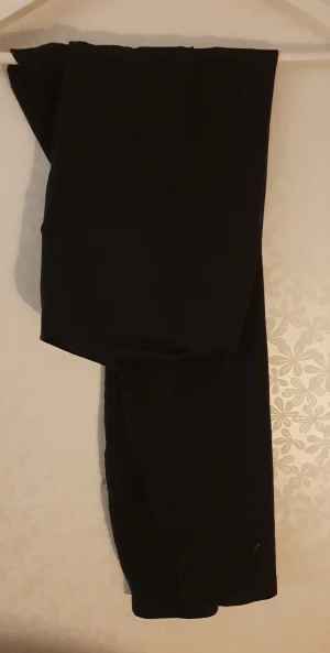 Nike leggings  - Svarta leggings från nike. Stl xl men passar L 