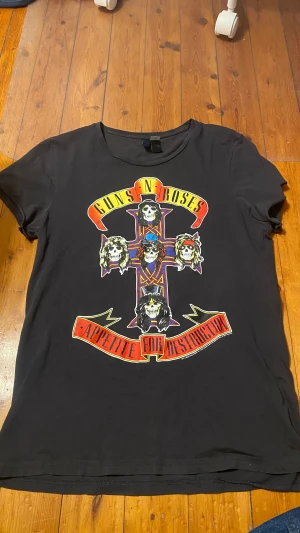 T-shirt Guns n roses  - Guns n roses tröja i bra skick aldrig använt den men den e köpt second hand. Sitter som M. Tryck inte på köp nu!!!