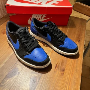 Jordan 1 Retro Low Royal (2015) - Jordan 1 Retro Low Royal (2015)    - Strolek 44, herr.  - I bra skick 8/10.  - Kommer från ssneakershyllan ursprungligen.  - Givetvis äkta, bevis finns.  - Kvitto, låda och rosa skosnören medföljes.  Kontakta mig för frågor eller fler bilder.