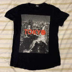 T-shirt med tryck - T-shirt med tryck köpt från Lindex men aldrig använd || Köparen står för frakt || 
