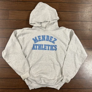 Champion Mendez Athletic Hoodie  - Snygg champion Hoodie i storlek S! Bara att skriva om du undrar över något🙏 vit/grå