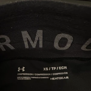 Tränings tights  - Tränings tights från under armour. Vanliga svarta i träningsmaterial och i nyskick