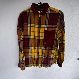 Rutig skjorta  - I gott skick, se bilder. Rutig skjorta med fina färger från topman, storlek M. Med  manchester detaljer på krage och ficka. 