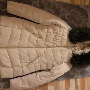 Vinterjacka - Vit vinterjacka strl 36, testad en gång. Den har avtagbar luva och går även att ta av pälsen på luvan.