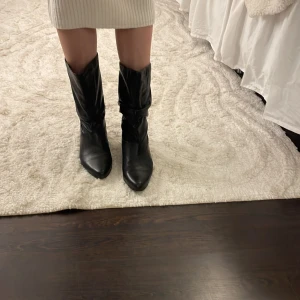 Boots - Boots med liten klack från Roots 💖