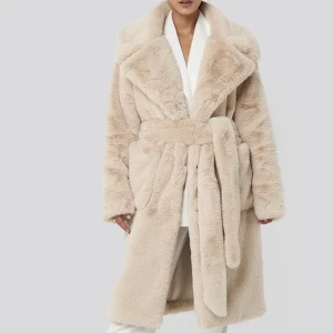 Fluffig Kapp - Fluffig kappa från NA-KD X Danny 🧡 Limited edition😍 Anvönd fåtal gånger köpte den för ett år och är som Ny!  Köpt för 800   Lånad bild🧡Skriv för fler bilder Strl 34 men är mer som 36, funkar för båda🧡 Pris går att diskutera vid snabb affär