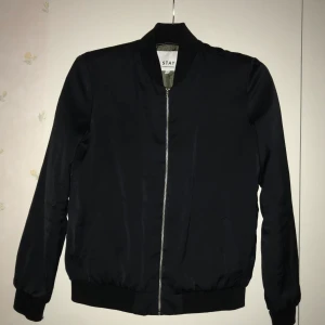 Stay bomberjacka - Säljer denna bomberjacka i storlek S från Stay. Köptes för Carling för några år sedan och är använd några gånger. Kontakta mig om det behövs flera bilder på plagget eller vid övriga frågor.♥️ 