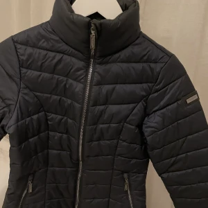  Equestrian Stocholm Ridjacka - Säljer pga att den inte kommer till användning. Använt ungefär 5 gånger. Köpte för 1899kr säljer för 850 + frakt 