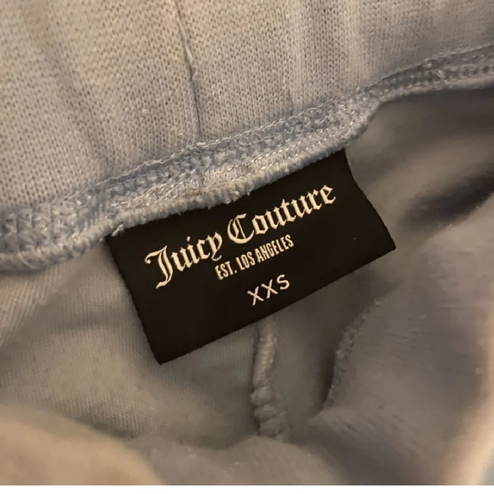 Ett par juicy couture byxor i storlek XXS passar också för storlek XS. Jätte fina men vill tyvärr inte ha den här färgen 🙂 Om ni undrar över något eller vill ha fler bilder så kan ni bara kontakta mig 🤎. Jeans & Byxor.