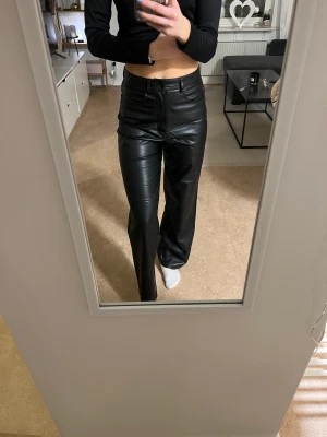 Skinnbyxor - Jag säljer ett par svarta skinnbyxor i storlek 36!  De är riktigt sköna och stretchiga! Fint skick, hör av er om vad ni kan tänka er för pris, från 150kr och om ni har andra frågor! (Köparen står för frakt själv)