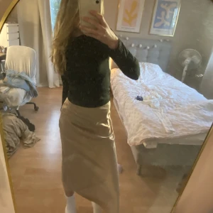  kjol - Silkes kjol i guld/biege. 