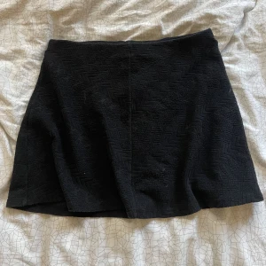 Kjol - Superfin svart kjol ifrån Gina som tyvärr är för stor för mig💕 storlek L. Superfint mönster och sparsamt använd💖