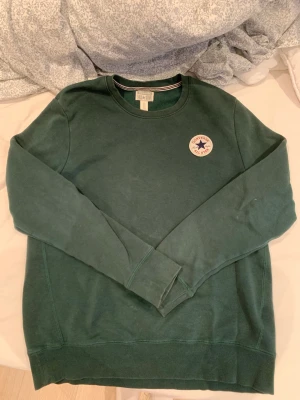 Converse vintage hoodie/sweater - Skit snygg converse sweather i jätte bra skit. Inga defekter och använd fåtal gånger. Pris kan diskuteras i snabbt köp! 