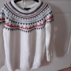 Trendig tröja - Denna är i bra skick den har knapt används, det är väldigt bra kvalitet på denna stickade tröja. Denna är en oversized tröja. Man kan både andvända den som klänning oxh som tröja.