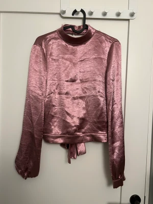 Festblus från Gina tricot  - Festblus från Gina Tricot med öppen rygg, sååå fin på! Strl. XS.