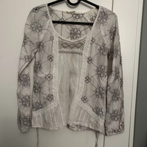 Blus från Odd Molly, strl. 0 - Blus från Odd Molly, strl. 0 (motsvarande 34). Jättefint skick. 