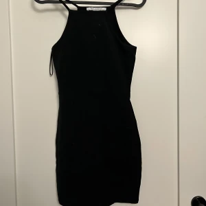 Klänning från Nly Trend - Klänning från Nly trend i figurnära, smickrande modell.