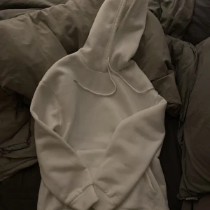 Vit hoodie - Säljer en vit hoodie som jag aldrig fått använding av 💕