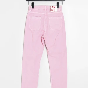 Sandro jeans - Balla Sandro jeans. Jensen är i storlek 42 men på mig som bär storlek S sitter de pösigt, låga i midjan och går ner en bit över skon.