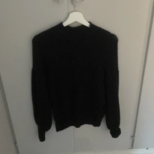 Stickad tröja  - Säljer denna stickade tröja från vero Moda. Den är i fint skick men lite nopprig. 