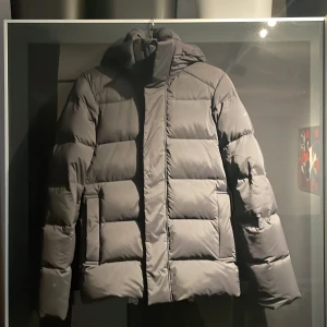 J.Lindberg dunjacka XS - Svart dunjacka i toppen skick. Kostar runt 3000 ordinarie 