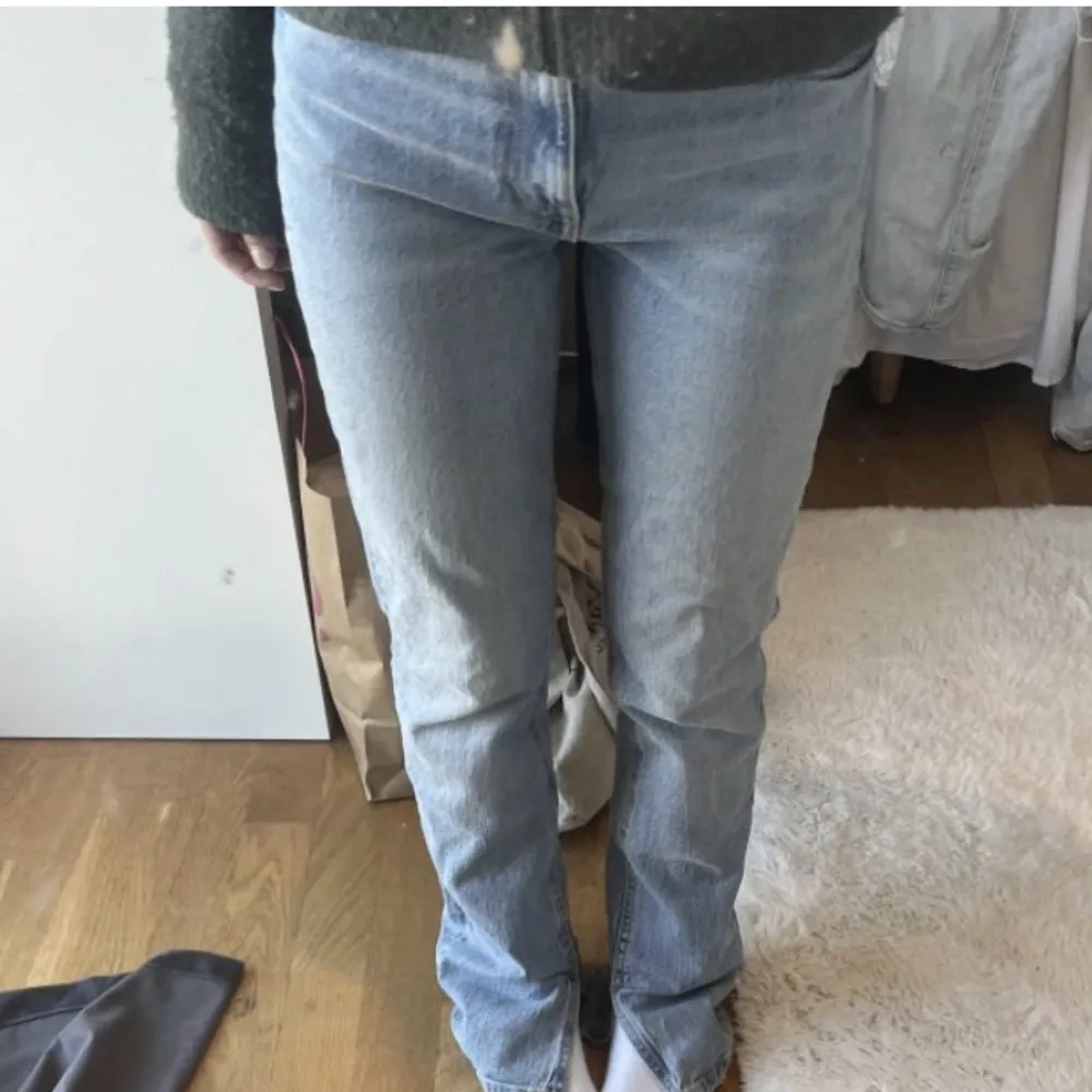 (LÅNAD BILD) säljer dessa jättesnygga jeans med slits från zara. Använda fåtal gånger,köpta i somras..  Bara att skriva om ni vill ha mer bilder❤️. Jeans & Byxor.