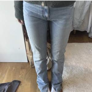 (LÅNAD BILD) säljer dessa jättesnygga jeans med slits från zara. Använda fåtal gånger,köpta i somras..  Bara att skriva om ni vill ha mer bilder❤️