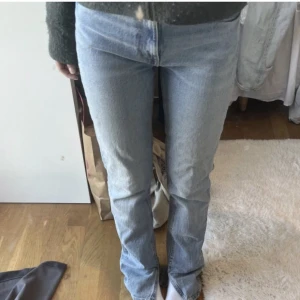 Jeans  - (LÅNAD BILD) säljer dessa jättesnygga jeans med slits från zara. Använda fåtal gånger,köpta i somras..  Bara att skriva om ni vill ha mer bilder❤️