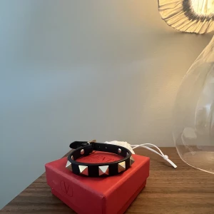 Valentino ameband - Säljer mitt valentino armband. Lite slitet där vid spännet men annars super fint❤️ ny pris 2800kr. Medföljer extra nitar, äkthetsbevis, dustbag och låda. Har också kvitto❤️