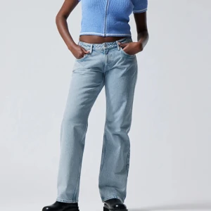 Weekday lågmidjade jeans - Använda några gånger men syns knappt att dom e använda. Byxorna kan ha fransat sig lite längst ner på byxorna för dom e för långa för mej. Skriv för mer frågor och bilder 💕 I byxorna står de att storleken är 23/34 men skulle säga dom passar 24-25 oxå