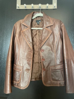 Brun läderjacka - Brun läderjacka, äkta läder. Jättesnygg men kommer inte till användning. Skriv för mer information eller fler bilder.