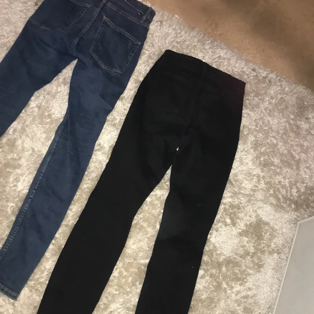  Två par jeans  en från lager 157 och en från H&M de svarta jeansen är i storlek 34 och de i blå är i storlek S har aldrig använt  säljer det för 40 kr styck. Jeans & Byxor.
