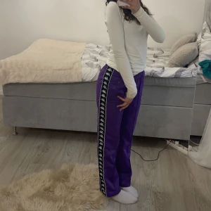 Kappa byxor  - Säljer dessa byxor från kappa. Bra skick, använda väldigt fåtal gånger. Skulle säga att de passar Xs-S. Jag är 160cm. 100kr+frakt💞