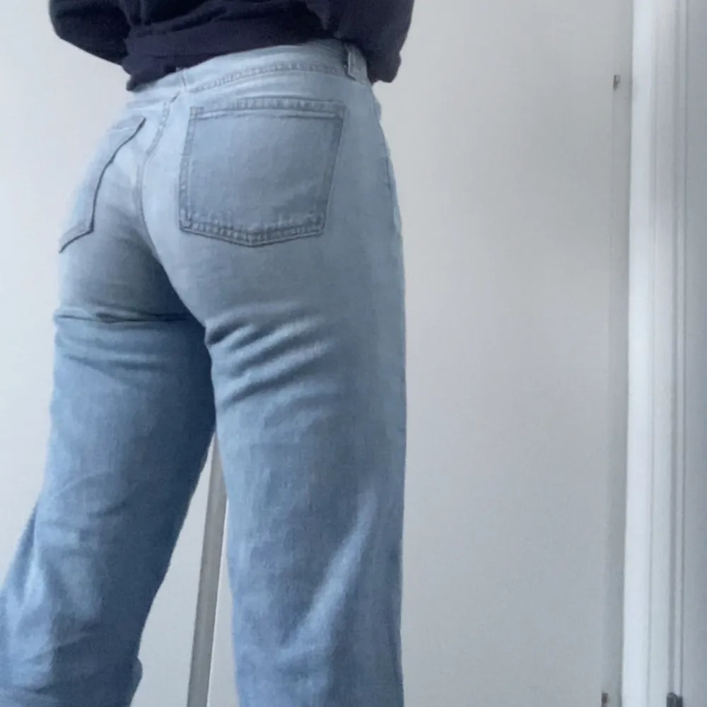 Säljer ett par  jeans som jag inte använt på länge! Pyttelite slitna längst ner men inget man tänker på🫶. Jeans & Byxor.