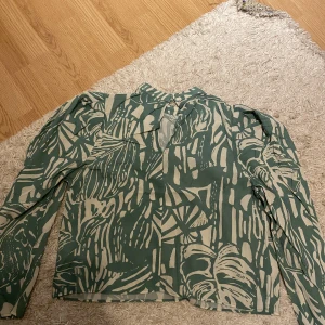 Blus  - En fin blus som ha puffärmar 