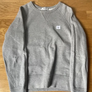 Acne studios sweatshirt -  Grå Acne studios sweatshirt i  bra skick. Kan gå ner i pris vid snabb affär.  Lite stor i storleken