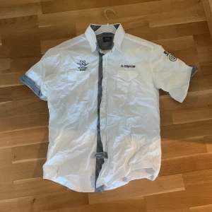 g-star raw skjorta - det står xxl men sitter som en medium-large (pris kan diskuteras)