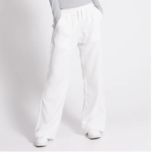 Vita linnebyxor  - Säljer dessa vita linnebyxor som aldrig använts, prislappen är kvar på. Köparen står för frakten❤️