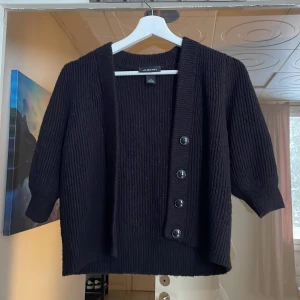 Stickad kofta - Kort stickad kofta