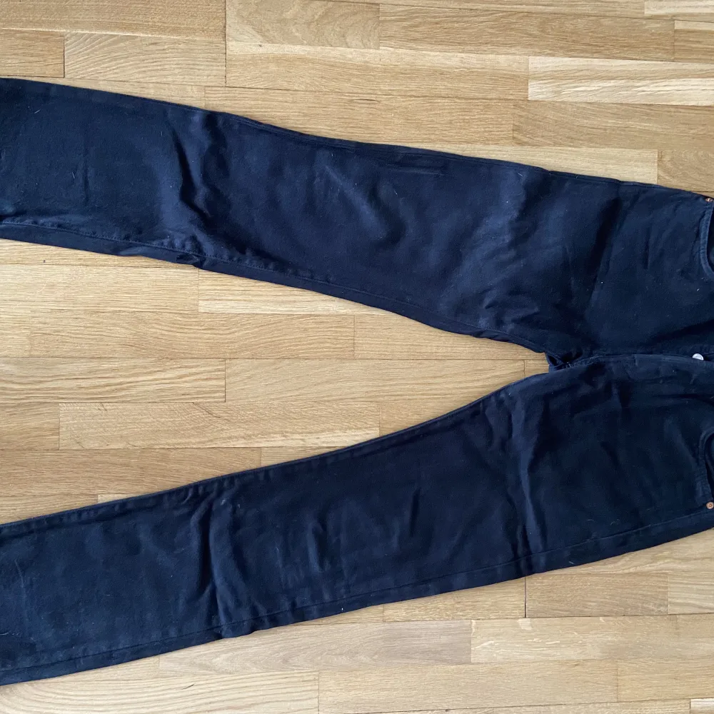 Säljer ett par Levis 501 svarta som jag köpte för längesen men aldrig använt   Skick 9/10   Färg svart  Stlk 29x32. Jeans & Byxor.