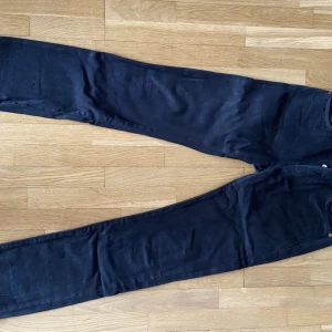 Levis 501 svart - Säljer ett par Levis 501 svarta som jag köpte för längesen men aldrig använt   Skick 9/10   Färg svart  Stlk 29x32
