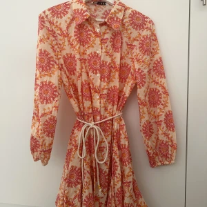 Zara klänning  - Super fin klänning från zara. Som ny. Passar S-L eftersom det är knyt i midjan. 