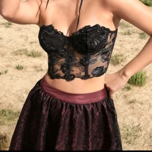 Blommig Sexig Topp  - En helt ny blommig sexig topp. Har bara testat den en gång. Den passar tyvärr inte mig. Bilden är inte på mig den är på någon annan så ni kan se hur den toppen sitter.