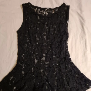 Spets topp med volang - Klippt bort lappen uppskattar storleken att vara S-M